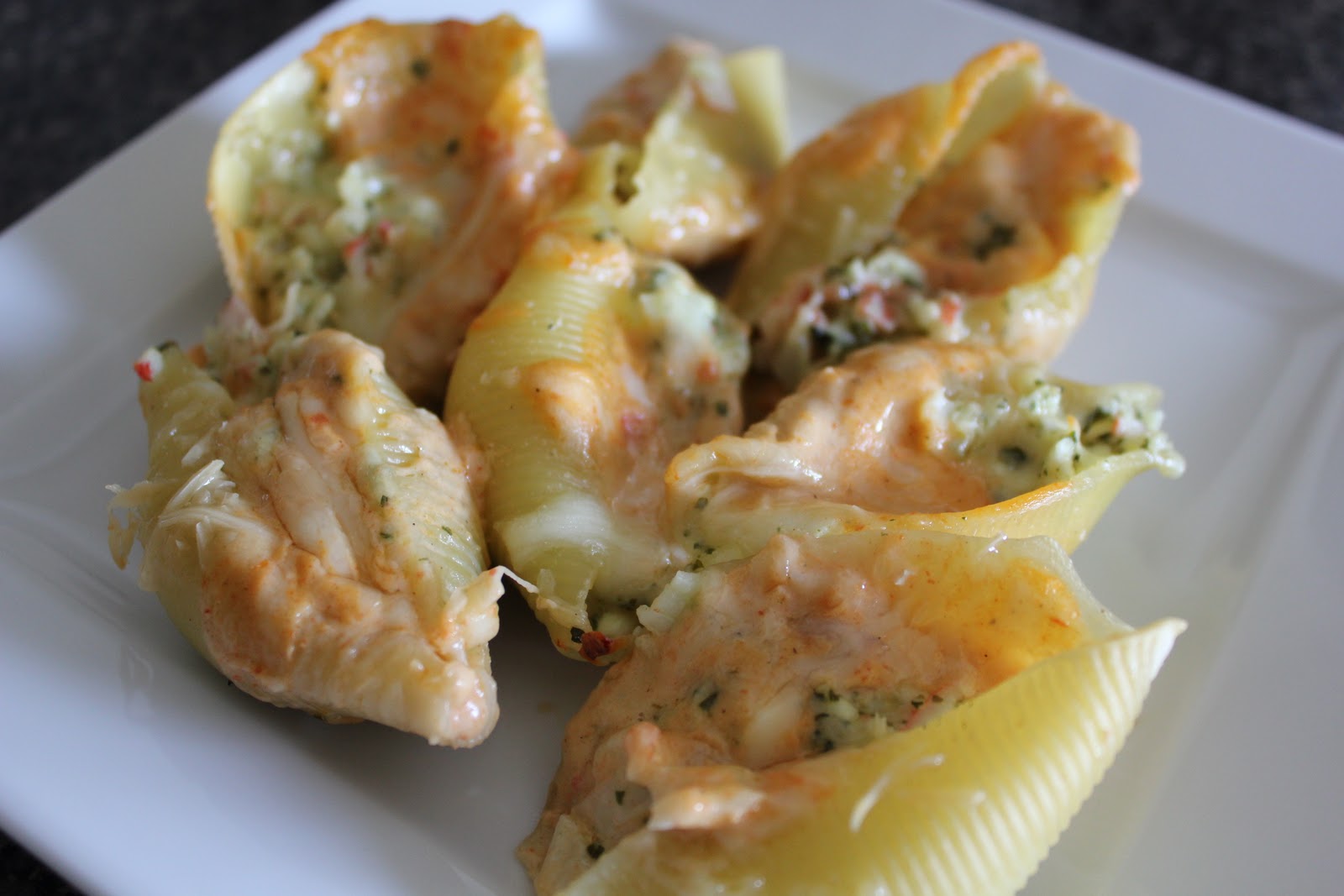 Конкильони, фаршированные крабовым мясом